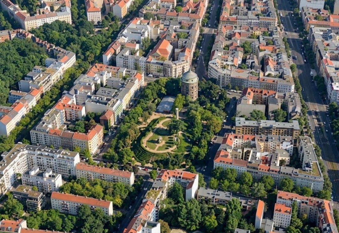 Luftbild eines Berliner Wohnquartiers mit Wasserturm und Blockrandbebauung
